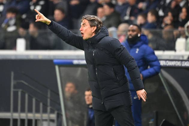 Thomas FRANK (Trainer Tottenham), Gestik,gibt Anweisungen, Einzelbild,angeschnittenes Einzelmotiv,Halbfigur,halbe Figur. Fussball Champions League,Saison 2025 26, Ligaphase Eintracht Frankfurt - Tottenham Hotspur 0-2 am 28.01.2026, D E U T S C H E B A N K P A R K