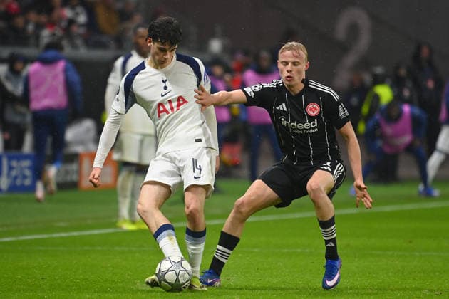Archie GRAY (Tottenham), Aktion,Zweikampf gegen Oscar HOEJLUND (Eintracht Frankfurt). Fussball Champions League,Saison 2025 26, Ligaphase Eintracht Frankfurt - Tottenham Hotspur 0-2 am 28.01.2026, D E U T S C H E B A N K P A R K