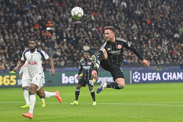 Mario GOETZE (Eintracht Frankfurt),Aktion, li:Kevin DANSO (Tottenham). Fussball Champions League,Saison 2025 26, Ligaphase Eintracht Frankfurt - Tottenham Hotspur 0-2 am 28.01.2026, D E U T S C H E B A N K P A R K