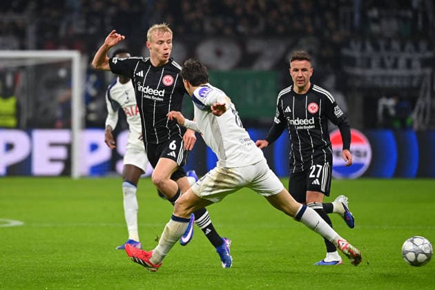 Oscar HOEJLUND (Eintracht Frankfurt) Aktion,Zweikampf gegen Joao PALHINHA (Tottenham), re:Mario GOETZE (Eintracht Frankfurt). Fussball Champions League,Saison 2025 26, Ligaphase Eintracht Frankfurt - Tottenham Hotspur 0-2 am 28.01.2026, D E U T S C H E B A N K P A R K