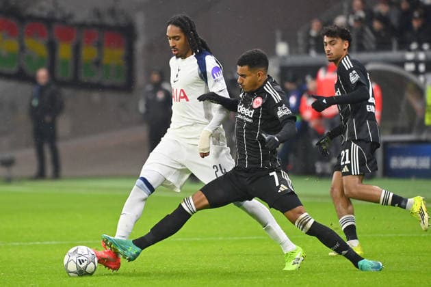Djed SPENCE (Tottenham), Aktion,Zweikampf gegen Ansgar KNAUFF (Eintracht Frankfurt). Fussball Champions League,Saison 2025 26, Ligaphase Eintracht Frankfurt - Tottenham Hotspur 0-2 am 28.01.2026, D E U T S C H E B A N K P A R K
