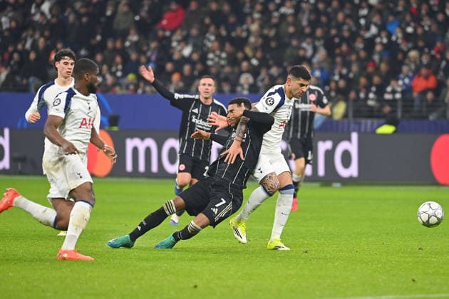 Ansgar KNAUFF (Eintracht Frankfurt), Aktion,Zweikampf gegen Cristian ROMERO (Tottenham). Fussball Champions League,Saison 2025 26, Ligaphase Eintracht Frankfurt - Tottenham Hotspur 0-2 am 28.01.2026, D E U T S C H E B A N K P A R K