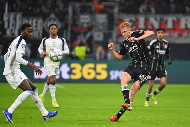 Hugo LARSSON (Eintracht Frankfurt) am Ball,Aktion. Fussball Champions League,Saison 2025 26, Ligaphase Eintracht Frankfurt - Tottenham Hotspur 0-2 am 28.01.2026, D E U T S C H E B A N K P A R K