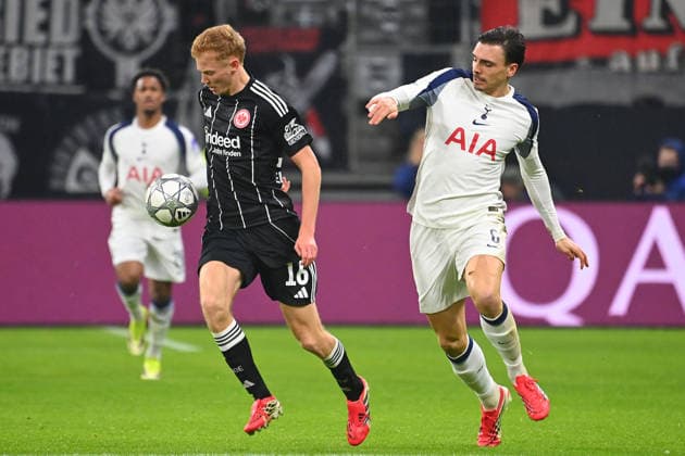 Hugo LARSSON (Eintracht Frankfurt), Aktion,Zweikampf gegen Joao PALHINHA (Tottenham). Fussball Champions League,Saison 2025 26, Ligaphase Eintracht Frankfurt - Tottenham Hotspur 0-2 am 28.01.2026, D E U T S C H E B A N K P A R K