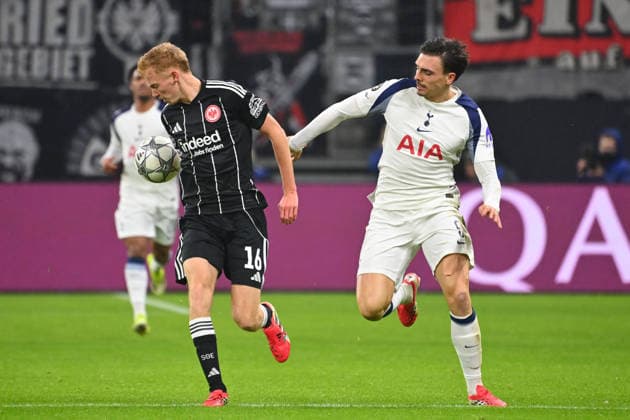 Hugo LARSSON (Eintracht Frankfurt), Aktion,Zweikampf gegen Joao PALHINHA (Tottenham). Fussball Champions League,Saison 2025 26, Ligaphase Eintracht Frankfurt - Tottenham Hotspur 0-2 am 28.01.2026, D E U T S C H E B A N K P A R K