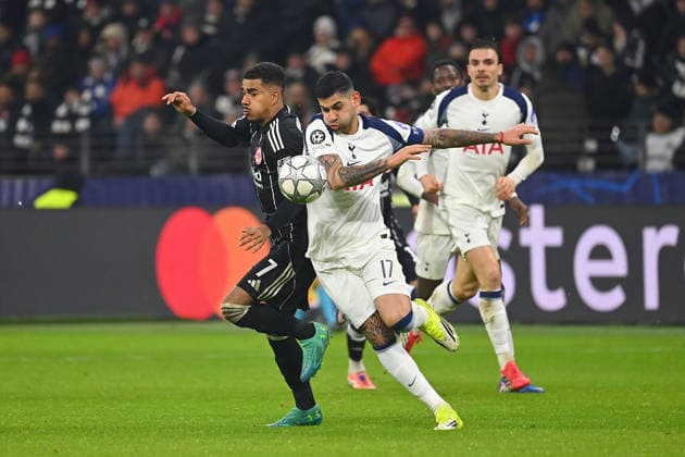 Ansgar KNAUFF (Eintracht Frankfurt), Aktion,Zweikampf gegen Cristian ROMERO (Tottenham). Fussball Champions League,Saison 2025 26, Ligaphase Eintracht Frankfurt - Tottenham Hotspur 0-2 am 28.01.2026, D E U T S C H E B A N K P A R K