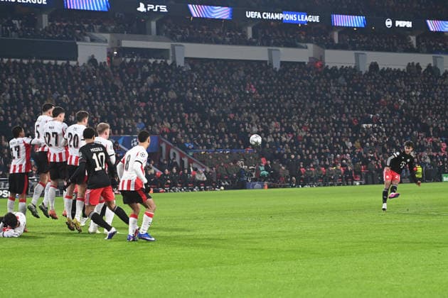 Tom BISCHOF (M) schiesst einen Freistoss, Aktion, Einzelaktion PSV Eindhoven (PSV) - FC Bayern Muenchen (M) 1-2 Fussball Champions League, 8. Spieltag, matchday8, am 28.01.2026 im Philips-Stadion Eindhoven Niederlande. UEFA regulations prohibit any use of photographs as image sequences and or quasi-video Â