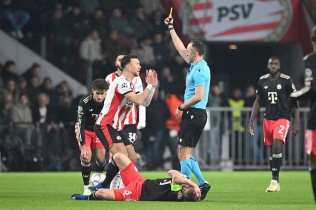 Schiedsrichter Joao PINHERO (POR) zeigt Ivan PERISIC (PSV) nah Foul an Joshua KIMMICH (M) die gelbe Karte, Verwarnung PSV Eindhoven (PSV) - FC Bayern Muenchen (M) 1-2 Fussball Champions League, 8. Spieltag, matchday8, am 28.01.2026 im Philips-Stadion Eindhoven Niederlande. UEFA regulations prohibit any use of photographs as image sequences and or quasi-video Â