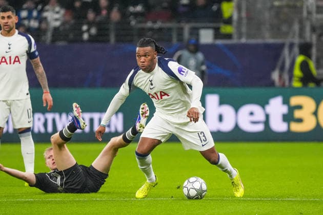Destiny Udogie (Tottenham Hotspur, 13) setzt sich durch - Frankfurt 28.01.2026: Eintracht Frankfurt vs. Tottenham Hotspurs, Deutsche Bank Park, 8. Spieltag Champions League