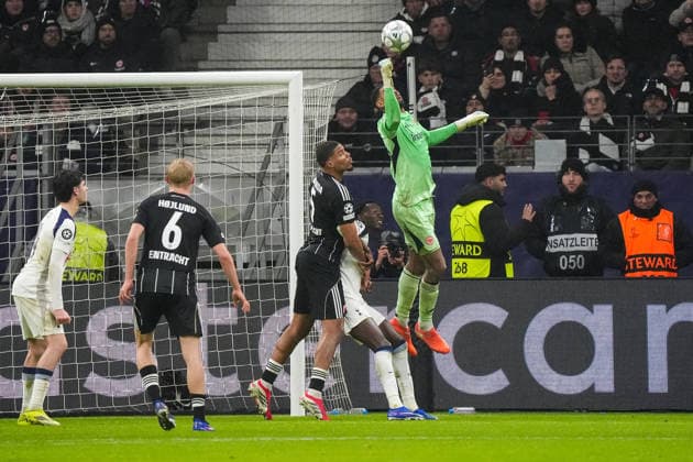 Torwart Kaua Santos (Eintracht Frankfurt) klärt per Faustabwehr - Frankfurt 28.01.2026: Eintracht Frankfurt vs. Tottenham Hotspurs, Deutsche Bank Park, 8. Spieltag Champions League