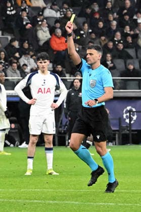 28.01.2026, xsltx, Fussball UEFA Champions League, Eintracht Frankfurt - Tottenham Hotspur v.l. Schiedsrichter Referee Istvan Kovacs zeigt die gelbe Karte (DFL DFB REGULATIONS PROHIBIT ANY USE OF PHOTOGRAPHS as IMAGE SEQUENCES and or QUASI-VIDEO)