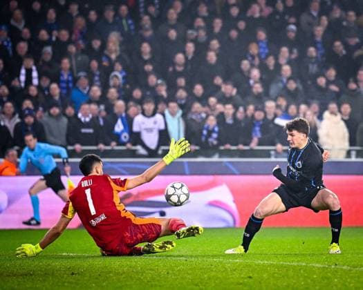 Club Brugge v Marseille - UEFA Champions League BRUGGE, BELGIUM - JANUARY 28 : Rulli Geronimo goalkeeper of OM Marseille and Tzolis Christos forward of Club Brugge during the UEFA Champions League 2025 26 League Phase MD8 match between Club Brugge and Marseille on January 28, 2026 in Brugge, Belgium, 28 01 2026  Copyright: xTomasxSiskx