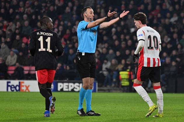 28.01.2026, xjrdrx, Fussball UEFA Champions League, PSV Eindhoven - FC Bayern Muenchen v.l. Nicolas Jackson (FC Bayern Muenchen) Schiedsrichter Referee Joao Pinheiro (Portugal) gibt Anweisungen, gestikuliert, mit den Armen gestikulieren gives instructions, gesticulate Paul Wanner (PSV Eindhoven) (DFL DFB REGULATIONS PROHIBIT ANY USE OF PHOTOGRAPHS as IMAGE SEQUENCES and or QUASI-VIDEO) Eindhoven