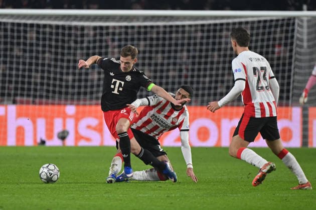 28.01.2026, xjrdrx, Fussball UEFA Champions League, PSV Eindhoven - FC Bayern Muenchen v.l. Joshua Kimmich (FC Bayern Muenchen) Ismael Saibari (PSV Eindhoven) Zweikampf, Aktion, action, battle for the ball (DFL DFB REGULATIONS PROHIBIT ANY USE OF PHOTOGRAPHS as IMAGE SEQUENCES and or QUASI-VIDEO) Eindhoven