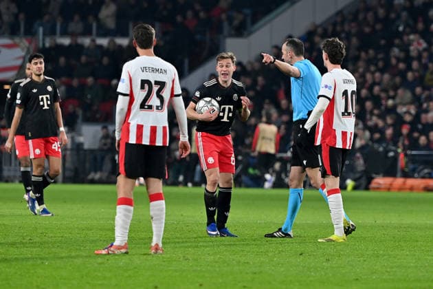 28.01.2026, xjrdrx, Fussball UEFA Champions League, PSV Eindhoven - FC Bayern Muenchen v.l. Joey Veerman (PSV Eindhoven) Joshua Kimmich (FC Bayern Muenchen) Schiedsrichter Referee Joao Pinheiro (Portugal) Paul Wanner (PSV Eindhoven) (DFL DFB REGULATIONS PROHIBIT ANY USE OF PHOTOGRAPHS as IMAGE SEQUENCES and or QUASI-VIDEO) Eindhoven