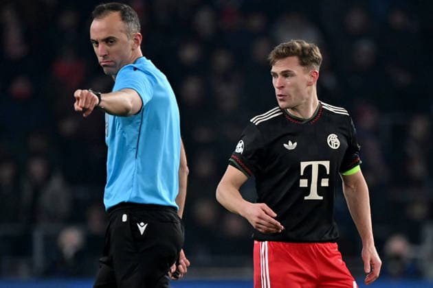 28.01.2026, xjrdrx, Fussball UEFA Champions League, PSV Eindhoven - FC Bayern Muenchen v.l. Schiedsrichter Referee Joao Pinheiro (Portugal) Joshua Kimmich (FC Bayern Muenchen) (DFL DFB REGULATIONS PROHIBIT ANY USE OF PHOTOGRAPHS as IMAGE SEQUENCES and or QUASI-VIDEO) Eindhoven