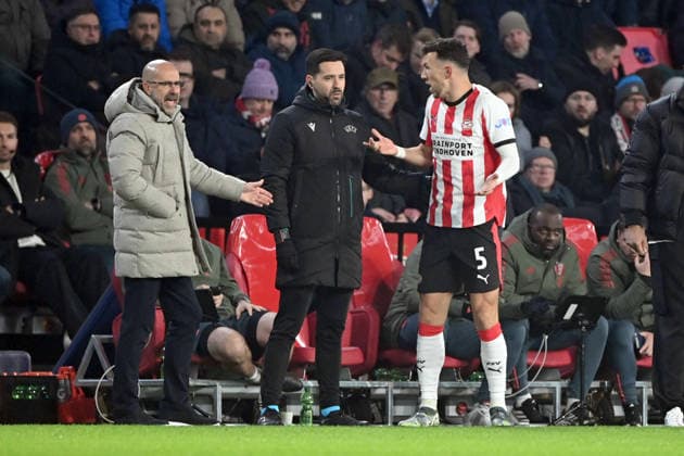 Trainer Peter BOSZ (PSV) gibt Anweisungen, an Ivan PERISIC (PSV) PSV Eindhoven (PSV) - FC Bayern Muenchen (M) 1-2 Fussball Champions League, 8. Spieltag, matchday8, am 28.01.2026 im Philips-Stadion Eindhoven Niederlande. UEFA regulations prohibit any use of photographs as image sequences and or quasi-video Â