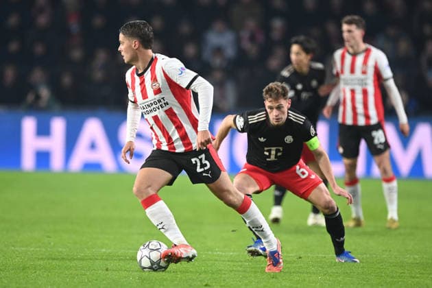 Joey VEERMAN (PSV) gegen Joshua KIMMICH (M) Aktion, Zweikampf, PSV Eindhoven (PSV) - FC Bayern Muenchen (M) 1-2 Fussball Champions League, 8. Spieltag, matchday8, am 28.01.2026 im Philips-Stadion Eindhoven Niederlande. UEFA regulations prohibit any use of photographs as image sequences and or quasi-video Â
