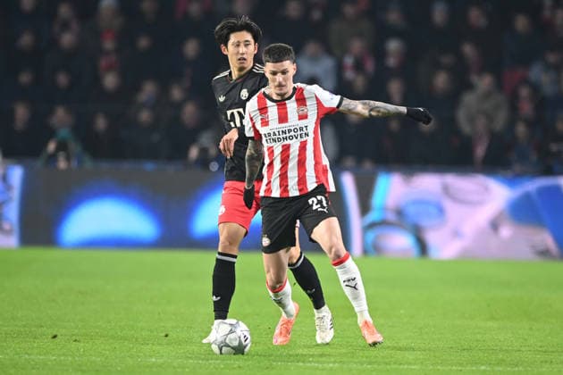 Dennis MAN (PSV) gegen Hiroki ITO (M) Aktion, Zweikampf, PSV Eindhoven (PSV) - FC Bayern Muenchen (M) 1-2 Fussball Champions League, 8. Spieltag, matchday8, am 28.01.2026 im Philips-Stadion Eindhoven Niederlande. UEFA regulations prohibit any use of photographs as image sequences and or quasi-video Â