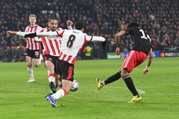LUIS DIAZ (M) gegen Sergio DEST (PSV) Aktion, Zweikampf, PSV Eindhoven (PSV) - FC Bayern Muenchen (M) 1-2 Fussball Champions League, 8. Spieltag, matchday8, am 28.01.2026 im Philips-Stadion Eindhoven Niederlande. UEFA regulations prohibit any use of photographs as image sequences and or quasi-video Â