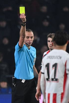 28.01.2026, xjrdrx, Fussball UEFA Champions League, PSV Eindhoven - FC Bayern Muenchen v.l. Schiedsrichter Referee Joao Pinheiro (Portugal) zeigt die gelbe Karte (DFL DFB REGULATIONS PROHIBIT ANY USE OF PHOTOGRAPHS as IMAGE SEQUENCES and or QUASI-VIDEO) Eindhoven