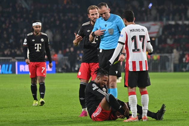 28.01.2026, xjrdrx, Fussball UEFA Champions League, PSV Eindhoven - FC Bayern Muenchen v.l. Harry Kane (FC Bayern Muenchen) Michael Olise (FC Bayern Muenchen) Schiedsrichter Referee Joao Pinheiro (Portugal) Mauro Junior (PSV Eindhoven) (DFL DFB REGULATIONS PROHIBIT ANY USE OF PHOTOGRAPHS as IMAGE SEQUENCES and or QUASI-VIDEO) Eindhoven