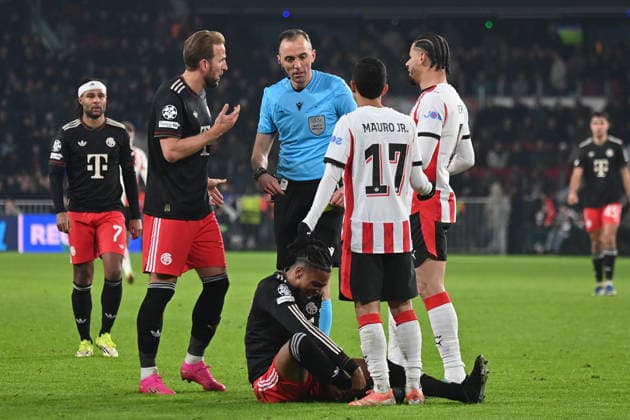 28.01.2026, xjrdrx, Fussball UEFA Champions League, PSV Eindhoven - FC Bayern Muenchen v.l. Harry Kane (FC Bayern Muenchen) Michael Olise (FC Bayern Muenchen) Schiedsrichter Referee Joao Pinheiro (Portugal) Mauro Junior (PSV Eindhoven) Armando Obispo (PSV Eindhoven) (DFL DFB REGULATIONS PROHIBIT ANY USE OF PHOTOGRAPHS as IMAGE SEQUENCES and or QUASI-VIDEO) Eindhoven