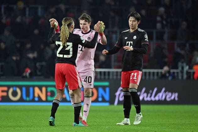 28.01.2026, xjrdrx, Fussball UEFA Champions League, PSV Eindhoven - FC Bayern Muenchen v.l. Jubel, Freude über den Sieg Sacha Boey (FC Bayern Muenchen) Jonas Urbig (FC Bayern Muenchen) Hiroki Ito (FC Bayern Muenchen) (DFL DFB REGULATIONS PROHIBIT ANY USE OF PHOTOGRAPHS as IMAGE SEQUENCES and or QUASI-VIDEO) Eindhoven