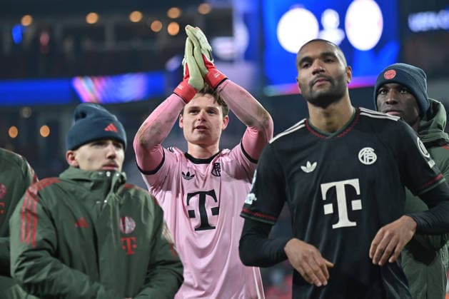 28.01.2026, xjrdrx, Fussball UEFA Champions League, PSV Eindhoven - FC Bayern Muenchen v.l. Jonas Urbig (FC Bayern Muenchen) Jubel, Freude über den Sieg (DFL DFB REGULATIONS PROHIBIT ANY USE OF PHOTOGRAPHS as IMAGE SEQUENCES and or QUASI-VIDEO) Eindhoven