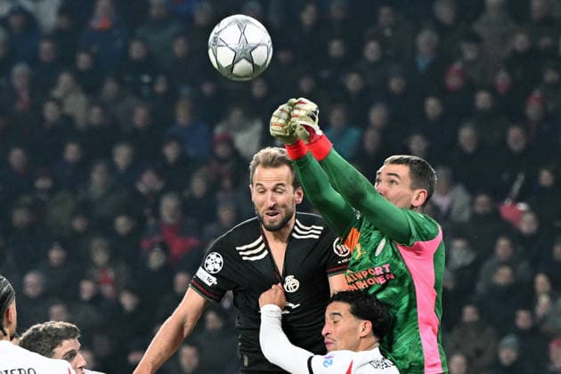 28.01.2026, xjrdrx, Fussball UEFA Champions League, PSV Eindhoven - FC Bayern Muenchen v.l. Harry Kane (FC Bayern Muenchen) Matej Kovar (PSV Eindhoven) Zweikampf, Aktion, action, battle for the ball (DFL DFB REGULATIONS PROHIBIT ANY USE OF PHOTOGRAPHS as IMAGE SEQUENCES and or QUASI-VIDEO) Eindhoven
