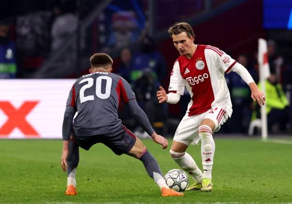 Mika Godts of AFC Ajax with Costinha of Olympiakos Piraeus during the match AFC Ajax Amsterdam vs Olympiacos Piraues at the Johan Cruijff ArenA for the UEFA Champions League season 2025-2026 in AMSTERDAM, Netherlands on 28 january 2026 (Photo by Peter Lous EYE4IMAGES) -