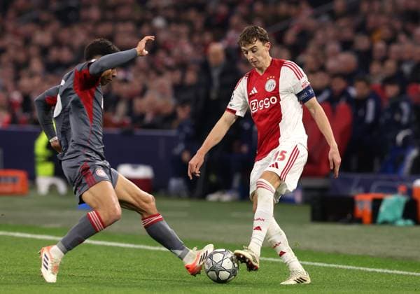 Youri Baas of AFC Ajax with Lorenzo Scipioni of Olympiakos Piraeus during the match AFC Ajax Amsterdam vs Olympiacos Piraues at the Johan Cruijff ArenA for the UEFA Champions League season 2025-2026 in AMSTERDAM, Netherlands on 28 january 2026 (Photo by Peter Lous EYE4IMAGES) -