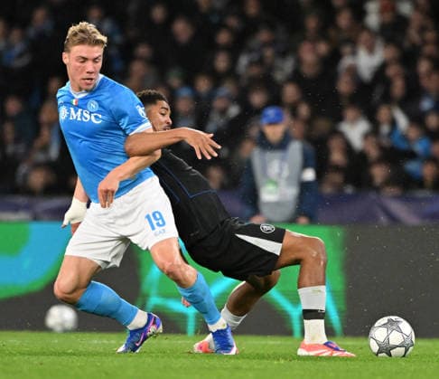 (260129) -- NAPLES, Jan. 29, 2026 -- Napoli s Rasmus Hojlund (L) vies with Chelsea s Wesley Fofana during the UEFA Champions League football match between Napoli and Chelsea in Naples, Italy, Jan. 28, 2025. (Photo by Xinhua) (SP)ITALY-NAPLES-FOOTBALL-UEFA CHAMPIONS LEAGUE-NAPOLI VS CHELSEA AlbertoxLingria 