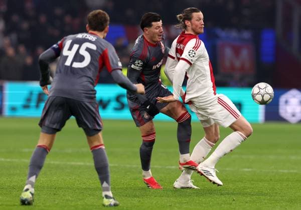 Wout Weghorst of AFC Ajax with Giulian Biancone of Olympiakos Piraeus during the match AFC Ajax Amsterdam vs Olympiacos Piraues at the Johan Cruijff ArenA for the UEFA Champions League season 2025-2026 in AMSTERDAM, Netherlands on 28 january 2026 (Photo by Peter Lous EYE4IMAGES) -