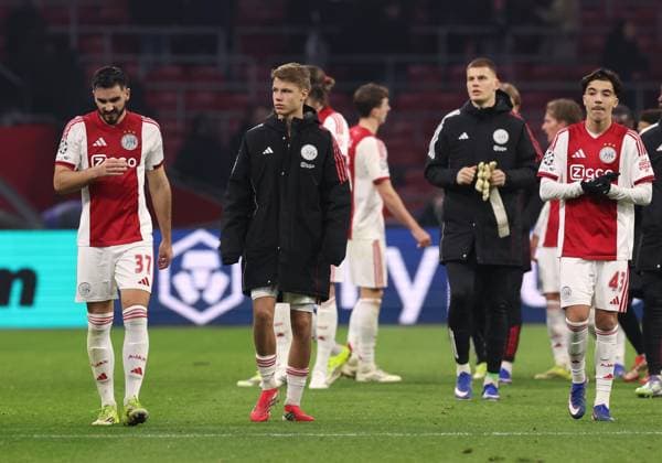 Josip Sutalo of AFC Ajax , Sean Steur of AFC Ajax and Rayane Bounida of AFC Ajax disappointed after losing the game during the match AFC Ajax Amsterdam vs Olympiacos Piraues at the Johan Cruijff ArenA for the UEFA Champions League season 2025-2026 in AMSTERDAM, Netherlands on 28 january 2026 (Photo by Peter Lous EYE4IMAGES) -