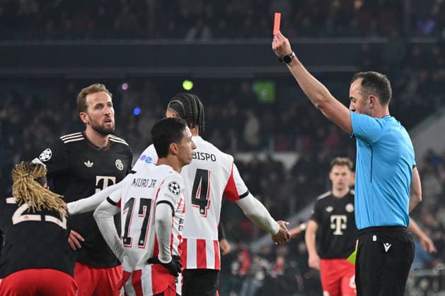 28.01.2026, xjrdrx, Fussball UEFA Champions League, PSV Eindhoven - FC Bayern Muenchen v.l. Sacha Boey (FC Bayern Muenchen) Harry Kane (FC Bayern Muenchen) Armando Obispo (PSV Eindhoven) Schiedsrichter Referee Joao Pinheiro (Portugal) zeigt Mauro Junior (PSV Eindhoven) die gelb-rote Karte (DFL DFB REGULATIONS PROHIBIT ANY USE OF PHOTOGRAPHS as IMAGE SEQUENCES and or QUASI-VIDEO) Eindhoven