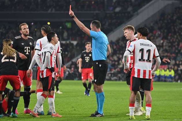 28.01.2026, xjrdrx, Fussball UEFA Champions League, PSV Eindhoven - FC Bayern Muenchen v.l. Sacha Boey (FC Bayern Muenchen) Harry Kane (FC Bayern Muenchen) Armando Obispo (PSV Eindhoven) Schiedsrichter Referee Joao Pinheiro (Portugal) zeigt Mauro Junior (PSV Eindhoven) die gelb-rote Karte (DFL DFB REGULATIONS PROHIBIT ANY USE OF PHOTOGRAPHS as IMAGE SEQUENCES and or QUASI-VIDEO) Eindhoven