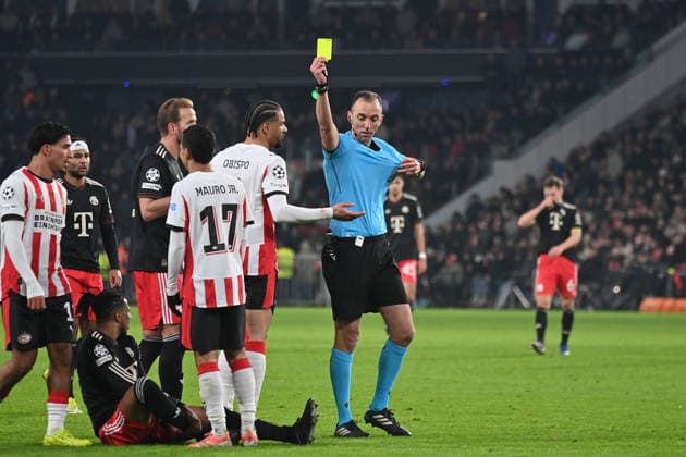 28.01.2026, xjrdrx, Fussball UEFA Champions League, PSV Eindhoven - FC Bayern Muenchen v.l. Michael Olise (FC Bayern Muenchen) Harry Kane (FC Bayern Muenchen) Armando Obispo (PSV Eindhoven) Schiedsrichter Referee Joao Pinheiro (Portugal) zeigt Mauro Junior (PSV Eindhoven) die gelb-rote Karte (DFL DFB REGULATIONS PROHIBIT ANY USE OF PHOTOGRAPHS as IMAGE SEQUENCES and or QUASI-VIDEO) Eindhoven