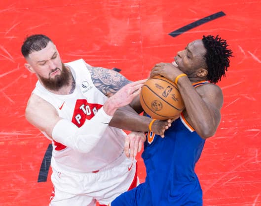 (260129) -- TORONTO, Jan. 29, 2026 -- Sandro Mamukelashvili (L) of Toronto Raptors vies with OG Anunoby of New York Knicks during the 2025-2026 NBA, Basketball Herren, USA regular season game between Toronto Raptors and New York Knicks in Toronto, Canada, on Jan. 28, 2026. (Photo by Xinhua) (SP)CANADA-TORONTO-BASKETBALL-NBA-KNICKS VS RAPTORS ZouxZheng 