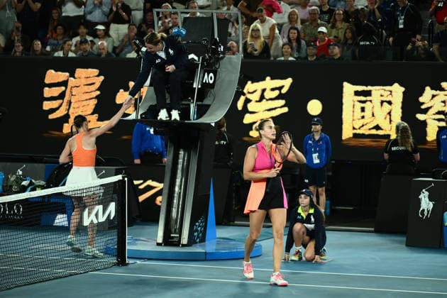 TENNIS AUSTRALIAN OPEN, Aryna Sabalenka of Russia celebrates her win during the women™s semifinal against Elina Svitolina of Ukraine who shakes the umpire™s hand but not her opponents on day 12 of the 2026 Australian Open tennis tournament at Melbourne Park in Melbourne, Thursday, January 29, 2026. ( NO ARCHIVING MELBOURNE VICTORIA AUSTRALIA  Copyright: xJOELxCARRETTx 20260129177329205308