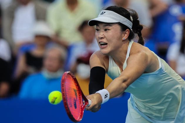 (260129) -- MANILA, Jan. 29, 2026 -- Zhu Lin competes during the women s singles quarterfinal match between Donna Vekic of Croatia and Zhu Lin of China at the WTA, Tennis Damen Philippine Women s Open in Manila, the Philippines, Jan. 29, 2026. ) (SP)PHILIPPINES-MANILA-TENNIS-WTA PHILIPPINE WOMEN S OPEN-SINGLES ROUELLExUMALI 