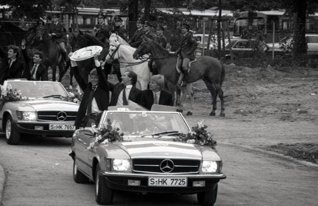 26.05.1984 VfB Stuttgart Meisterschaft 1984 Autokorso Bad Cannstatt Deutschland, Stuttgart, 26.05.1984, Fussball, Bundesliga, Saison 1983 1984, VfB Stuttgart Meisterschaft 1984 Autokorso Bad Cannstatt: v.l. Karlheinz Förster mit der Meisterschale, Gerhard Mayer-Vorfelder (Präsident), Bernd Förster. *** 26 05 1984 VfB Stuttgart championship 1984 motorcade Bad Cannstatt Germany, Stuttgart, 26 05 1984, Football, Bundesliga, Season 1983 1984, VfB Stuttgart championship 1984 motorcade Bad Cannstatt f l Karlheinz Förster with the championship trophy, Gerhard Mayer Vorfelder President , Bernd Förster