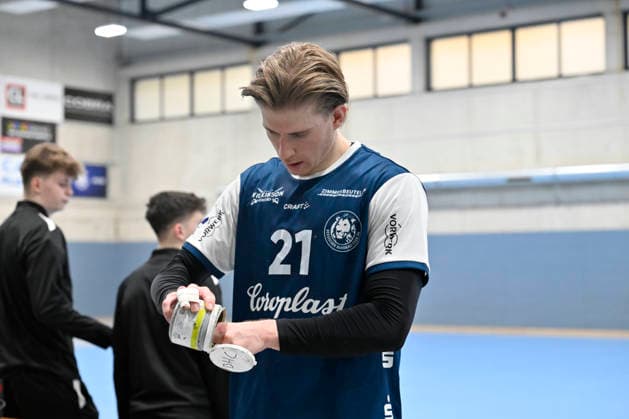 GER, 1.HBL, BHC06, Testspiel, BHC06 gegen TSV Bayer Dormagen 29.01.2026, Solingen ,BHC Leistungszentrum, GER, 1.Liqui Moly HBL, Testspiel BHC06 gegen TSV Bayer Dormagen 1.Liqui Moly HBL regulations prohibit any use of photographs as image sequences and or quasi-video im Bild Kim Voss-Fels ( Bergischer HC 21 ) Trainer Aaron Zierke ( GWD Minden ) dem Klebepott.