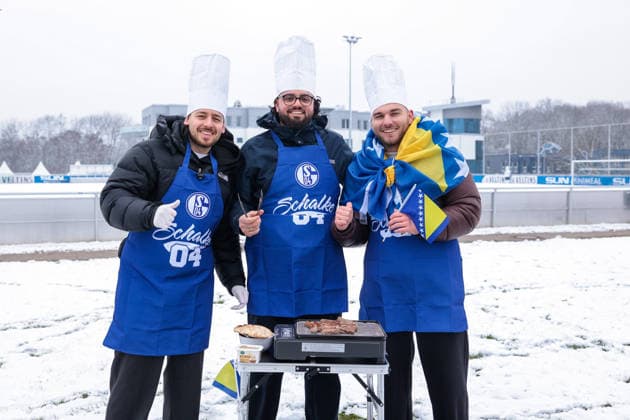 29.01.2026, Fussball, Saison 2025 2026, Training FC Schalke 04, Fans grillen beim Training Cevapcici für Edin Dzeko (FC Schalke 04), Gelsenkirchen Trainingsgelände des S04 Hamburg Deutschland xRHR-FOTO DEx