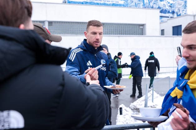 29.01.2026, Fussball, Saison 2025 2026, Training FC Schalke 04, Edin Dzeko (FC Schalke 04) probiert die von Fans frisch gegrillten Cevapcici, Gelsenkirchen Trainingsgelände des S04 Hamburg Deutschland xRHR-FOTO DEx