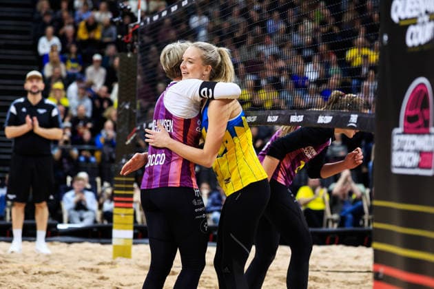 STOCKHOLM, SVERIGE 20260129 Sveriges Isabelle Reffel (t h) gratulerar Norges Sunniva Helland-Hansen efter att Norge vunnit beachvolleyboll-tävlingen Stockholm Beach 2026, en officiell deltävling i den internationella Queen & King of the Court-serien, i Avicii Arena i Stockholm. STOCKHOLM SVERIGE x60160x Copyright: xStefanxJerrevang TTx STOCKHOLM BEACH