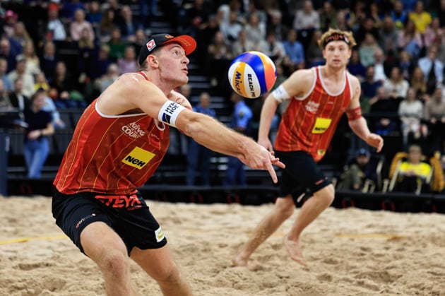STOCKHOLM, SVERIGE 20260129 Österrikes Timo Hammarberg och Tim Berger under beachvolleyboll-tävlingen Stockholm Beach 2026, en officiell deltävling i den internationella Queen & King of the Court-serien, i Avicii Arena i Stockholm. STOCKHOLM SVERIGE x60160x