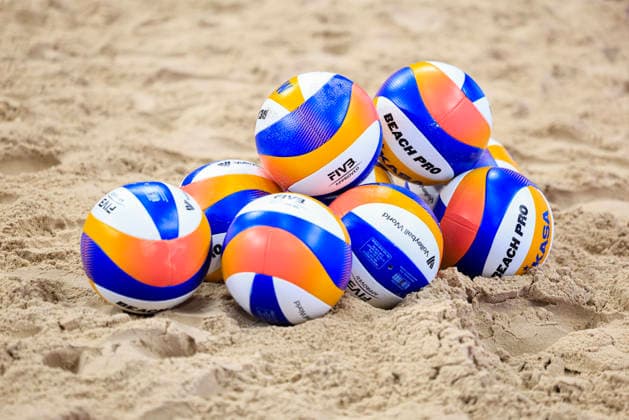 STOCKHOLM, SVERIGE 20260129 Volleybollar under beachvolleyboll-tävlingen Stockholm Beach 2026, en officiell deltävling i den internationella Queen & King of the Court-serien, i Avicii Arena i Stockholm. STOCKHOLM SVERIGE x60160x