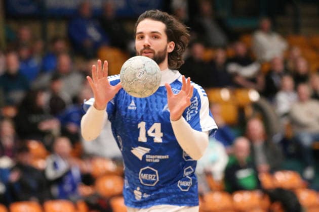 29.01.2026 Handball Herren 2025 2026 Testspiel Dessau-Roßlauer HV 06 - SC DHFK Leipzig Anhalt Arena Dessau Jakub Powarzynski (Dessau, 14, blau) fängt einen Ball. Dessau-Roßlau Sachsen-Anhalt Deutschland