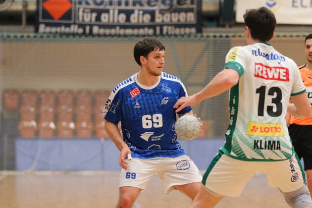 29.01.2026 Handball Herren 2025 2026 Testspiel Dessau-Roßlauer HV 06 - SC DHFK Leipzig Anhalt Arena Dessau Niklas Döbbel (Dessau, 69, blau) am Ball. Matej Klima (Leipzig, 13, weiß) erwartet ihn. Dessau-Roßlau Sachsen-Anhalt Deutschland
